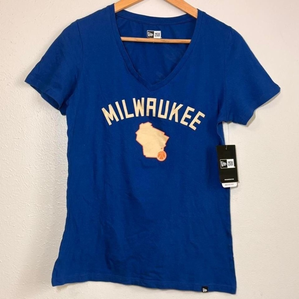 NWT New Era Women's Size Medium Blue Milwaukee Bucks NBA V-Neck Shirt